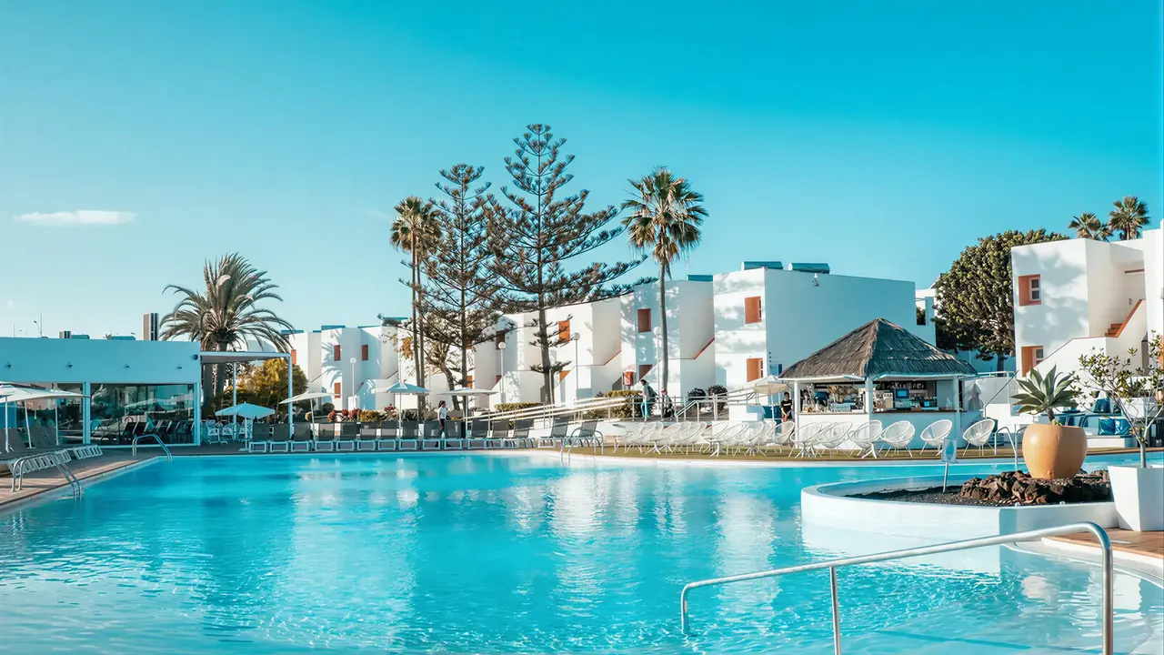 Basen w hotelu Blue Sea Bahia de Lobos  z leżakami
