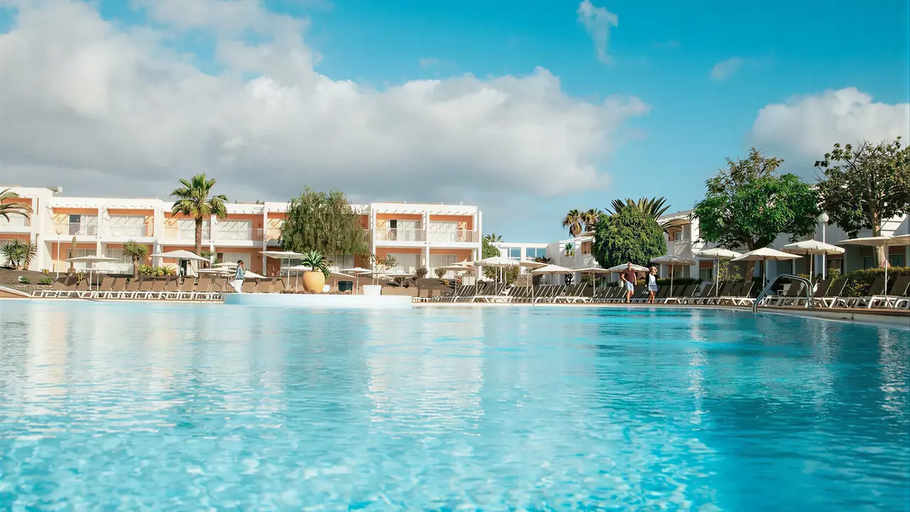 Basen w hotelu Blue Sea Bahia de Lobos  z leżakami