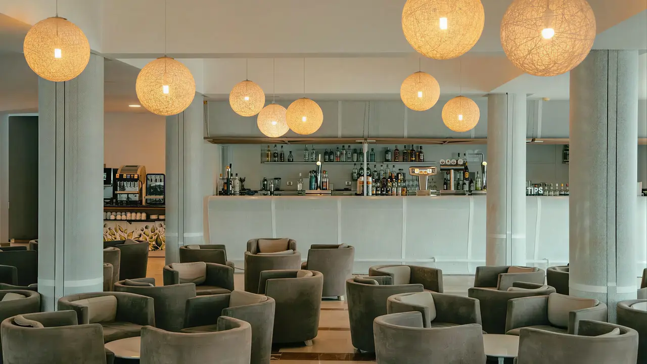 Bar z wygodnymi fotelami w Blue Sea Bahia de Lobos 