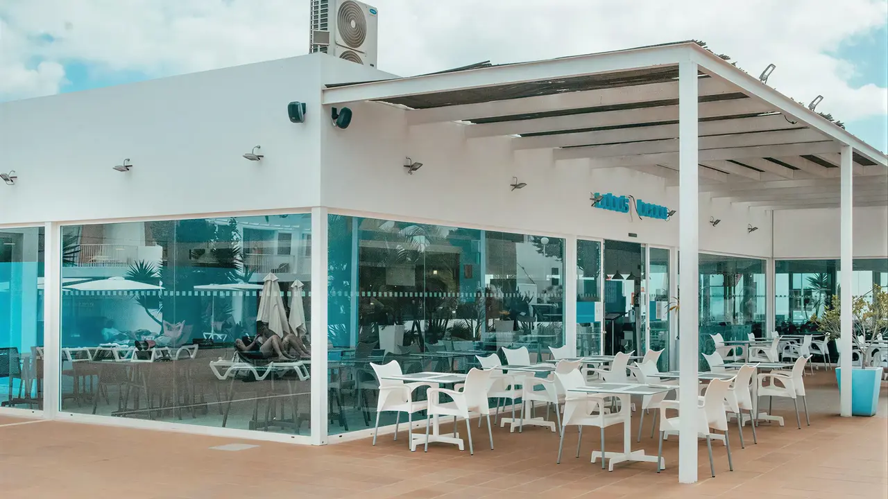 Stolik i krzesła w restauracji Blue Sea Bahia de Lobos 