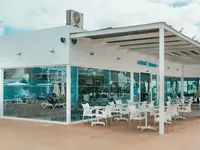 Stolik i krzesła w restauracji Blue Sea Bahia de Lobos 