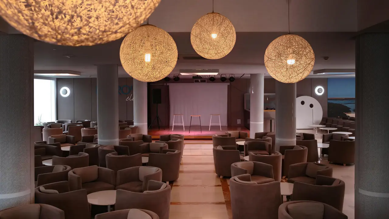 Wnętrze z sceną w hotelu Blue Sea Bahia de Lobos 