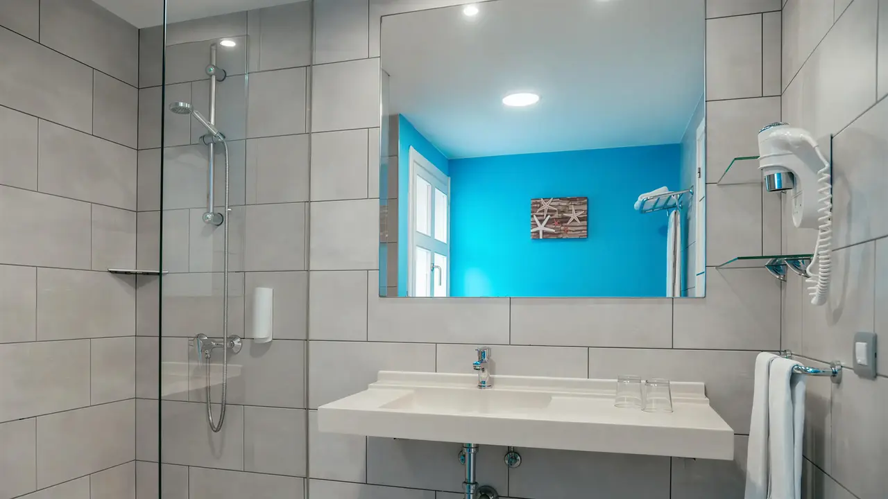 Nowoczesna łazienka w Blue Sea Bahia de Lobos  z prysznicem i umywalką