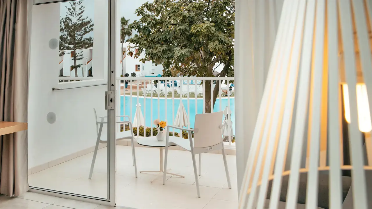 Balkon z widokiem na basen w Blue Sea Bahia de Lobos 