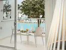 Balkon z widokiem na basen w Blue Sea Bahia de Lobos 