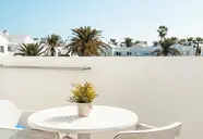 Biały stolik i krzesła na balkonie Blue Sea Corralejo Village
