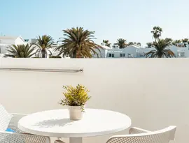 Biały stolik i krzesła na balkonie Blue Sea Corralejo Village