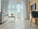 Nowoczesny salon w pokoju gościnnym Blue Sea Corralejo Village