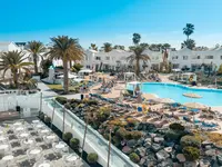Widok na kompleks hotelowy Blue Sea Corralejo Village z basenem