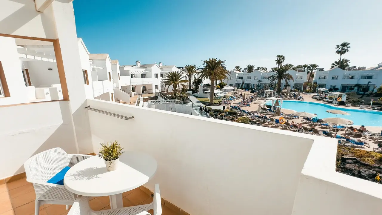 Balkon z widokiem na basen w Blue Sea Corralejo Village