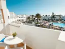 Balkon z widokiem na basen w Blue Sea Corralejo Village