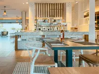 Stolik i krzesła w restauracji Blue Sea Corralejo Village
