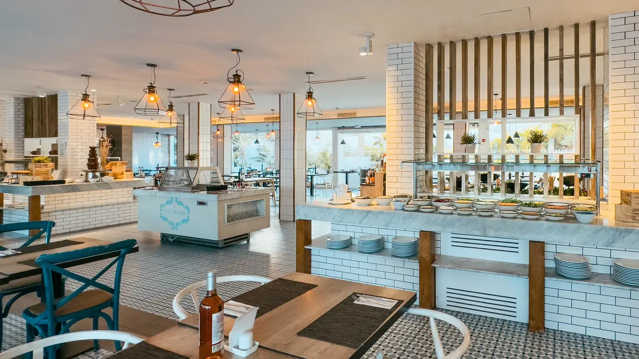 Bufet i stoliki w restauracji Blue Sea Corralejo Village