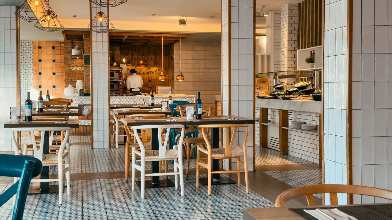 Restauracja w hotelu Blue Sea Corralejo Village z drewnianymi krzesłami