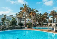 Basen z leżakami w hotelu Blue Sea Corralejo Village