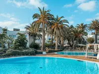 Basen z leżakami w hotelu Blue Sea Corralejo Village