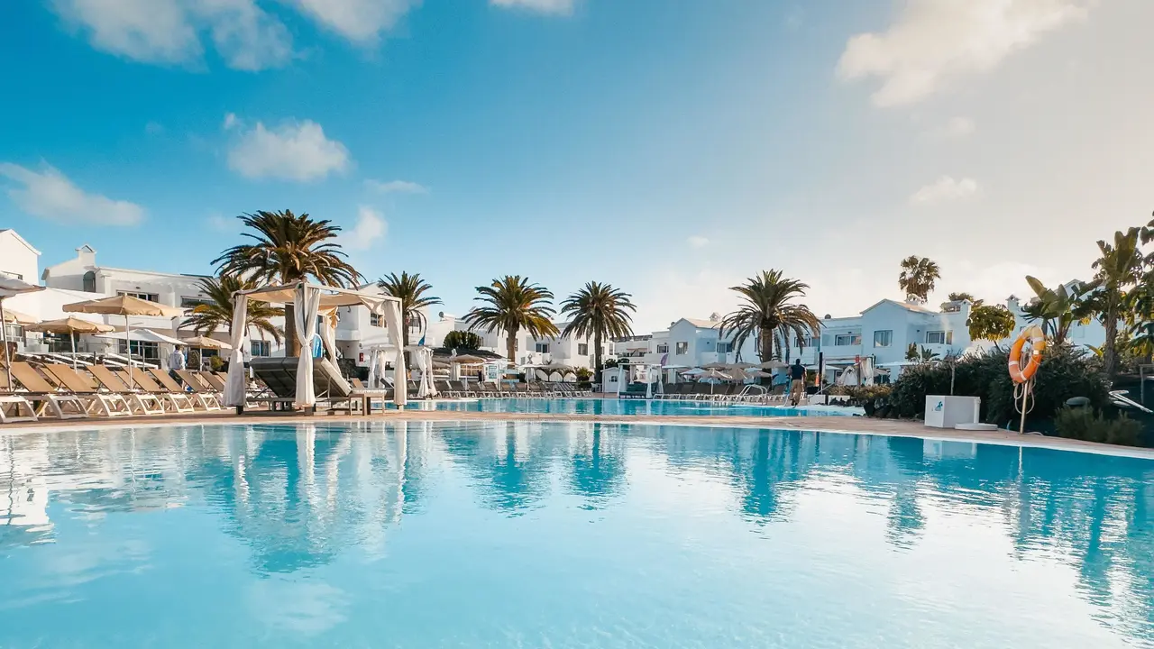 Basen z leżakami w Blue Sea Corralejo Village