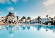 Basen z leżakami w Blue Sea Corralejo Village