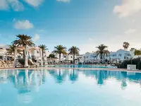 Basen z leżakami w Blue Sea Corralejo Village