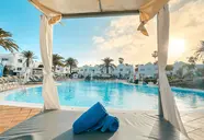 Basen i leżaki w Blue Sea Corralejo Village