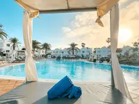 Basen i leżaki w Blue Sea Corralejo Village