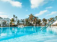 Basen z leżakami w Blue Sea Corralejo Village