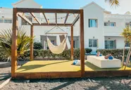 Elewacja budynku i strefa wypoczynku w Blue Sea Corralejo Village