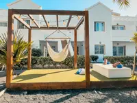 Elewacja budynku i strefa wypoczynku w Blue Sea Corralejo Village
