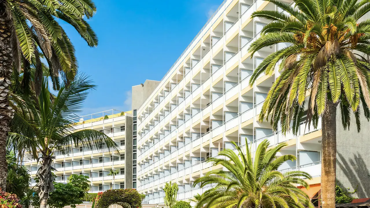 Elewacja i budynek hotelu Blue Sea Interpalace z palmami