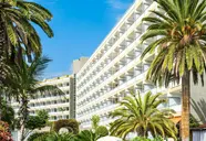 Elewacja i budynek hotelu Blue Sea Interpalace z palmami