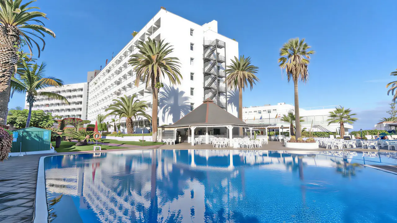 Basen i budynek hotelu Blue Sea Interpalace