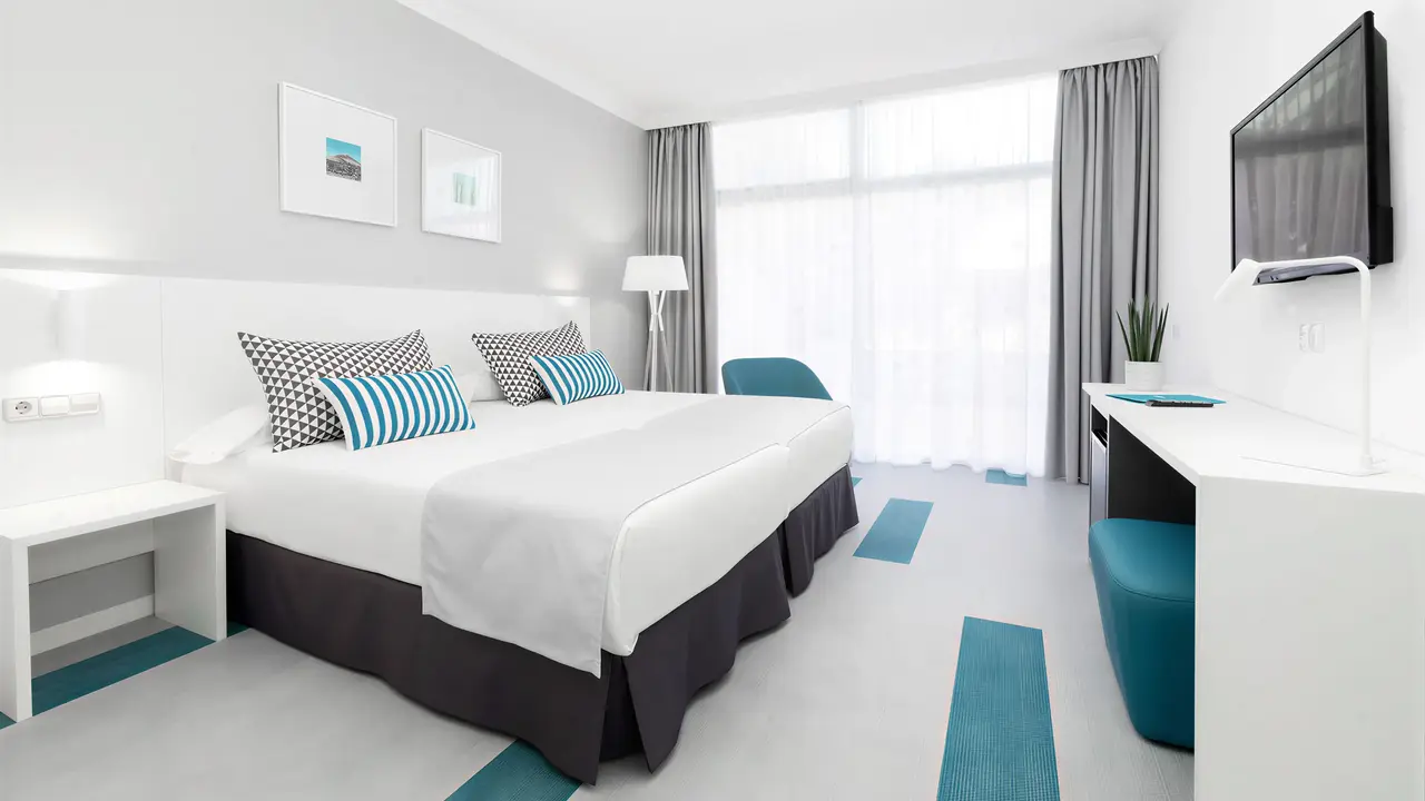 Nowoczesna sypialnia w hotelu Blue Sea Interpalace