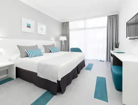 Nowoczesna sypialnia w hotelu Blue Sea Interpalace