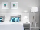 Łóżko z poduszkami w pokoju Blue Sea Interpalace