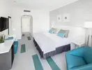 Nowoczesny pokój z łóżkami w Blue Sea Interpalace