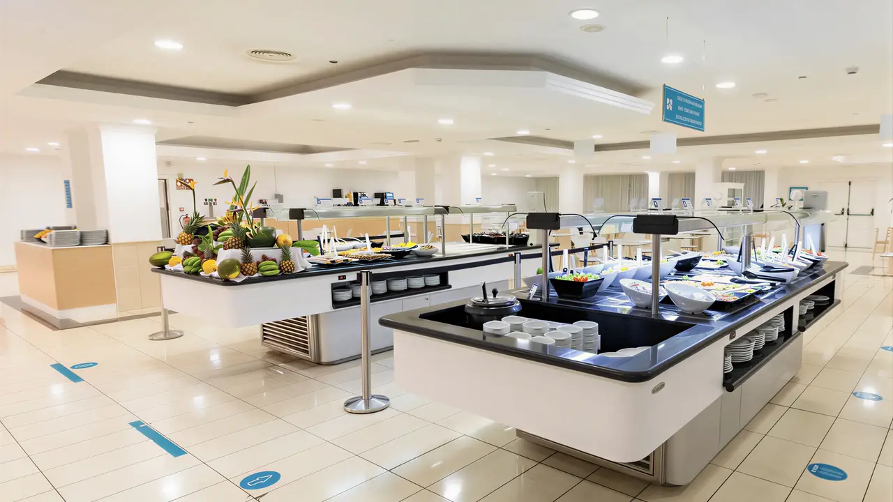 Bufet z jedzeniem w hotelu Blue Sea Interpalace