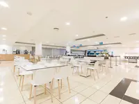 Jasna restauracja z białymi stolikami w Blue Sea Interpalace