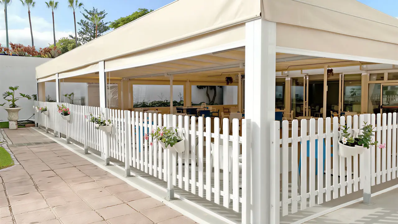 Taras restauracyjny w Blue Sea Interpalace z białym ogrodzeniem