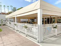 Taras restauracyjny w Blue Sea Interpalace z białym ogrodzeniem