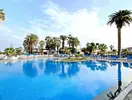 Basen z leżakami i palmami w Blue Sea Interpalace