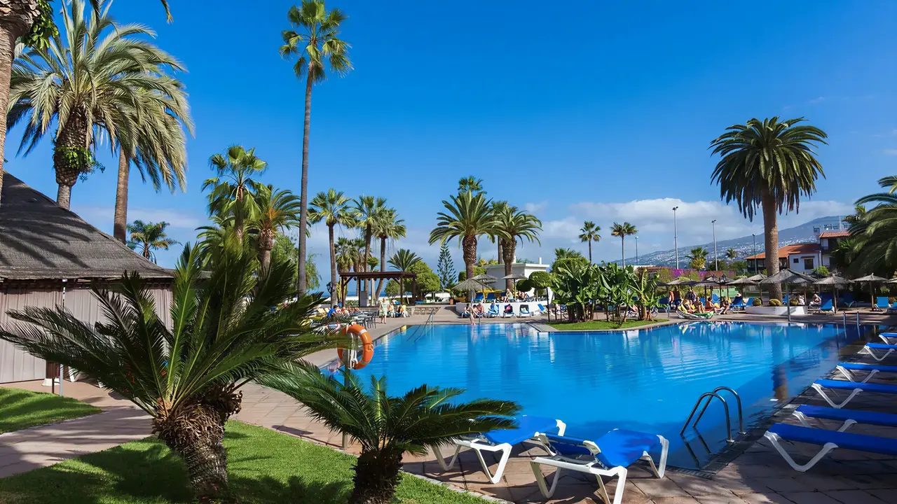 Basen z leżakami w hotelu Blue Sea Interpalace