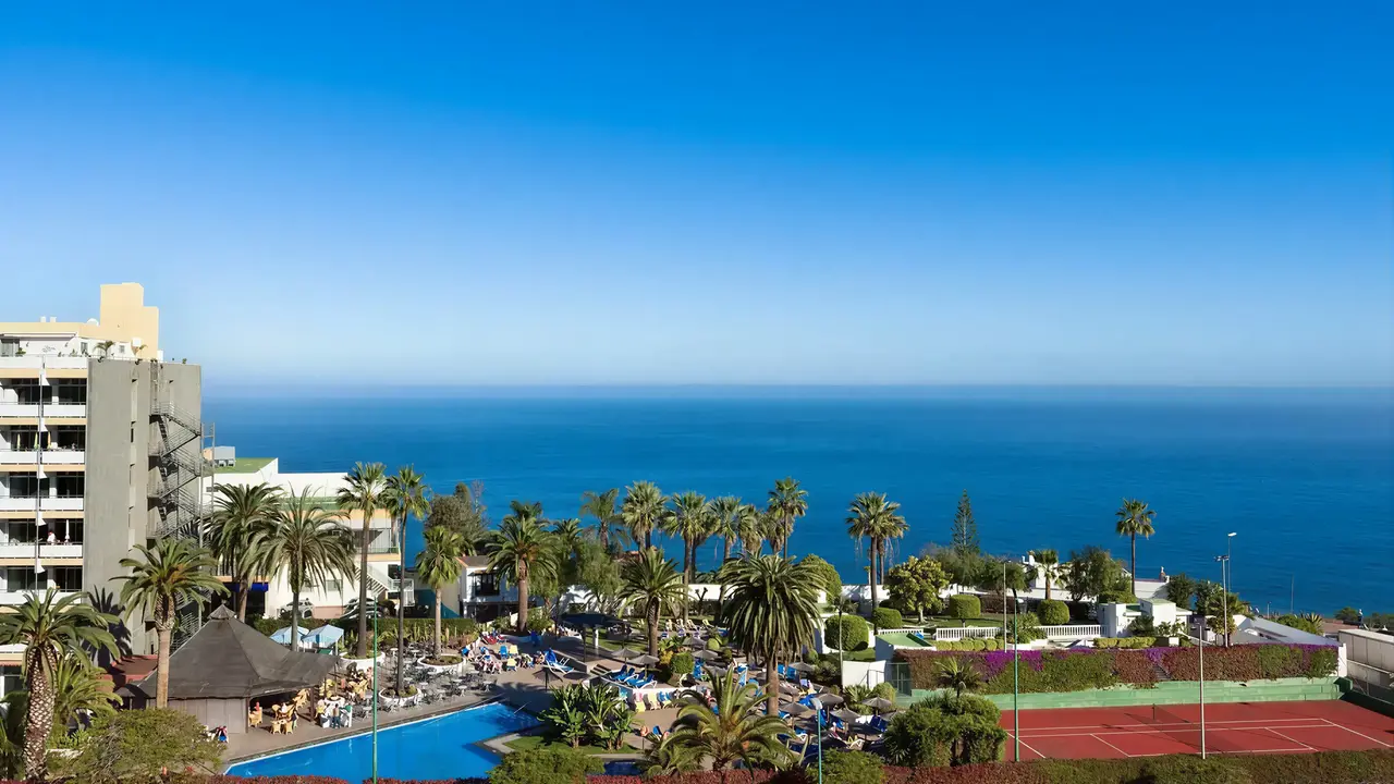 Widok na kompleks Blue Sea Interpalace z basenem i kortem