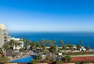 Widok na kompleks Blue Sea Interpalace z basenem i kortem