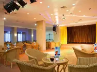 Sala z sceną i oświetleniem w Blue Sea Interpalace
