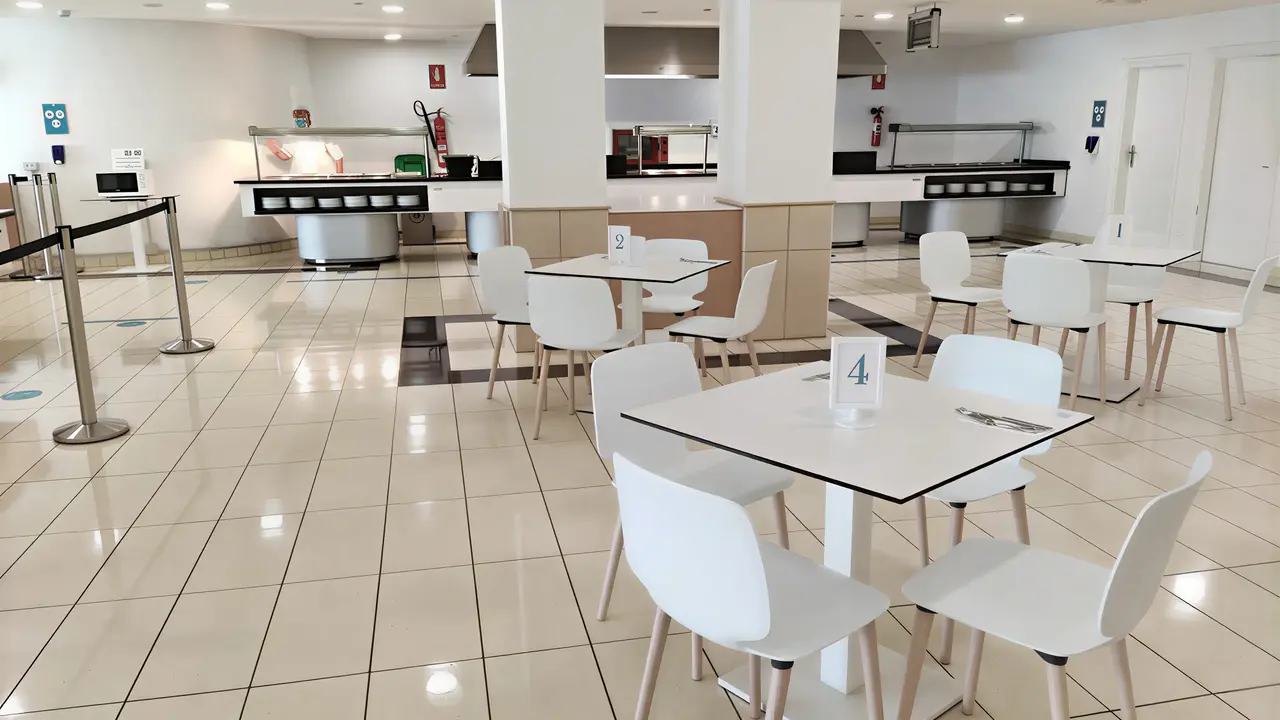 Jasna restauracja w Blue Sea Interpalace z białymi stolikami