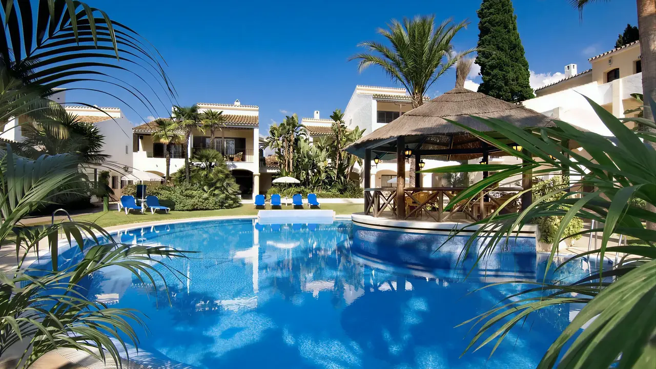 Basen w otoczeniu palm w Bluebay Banus