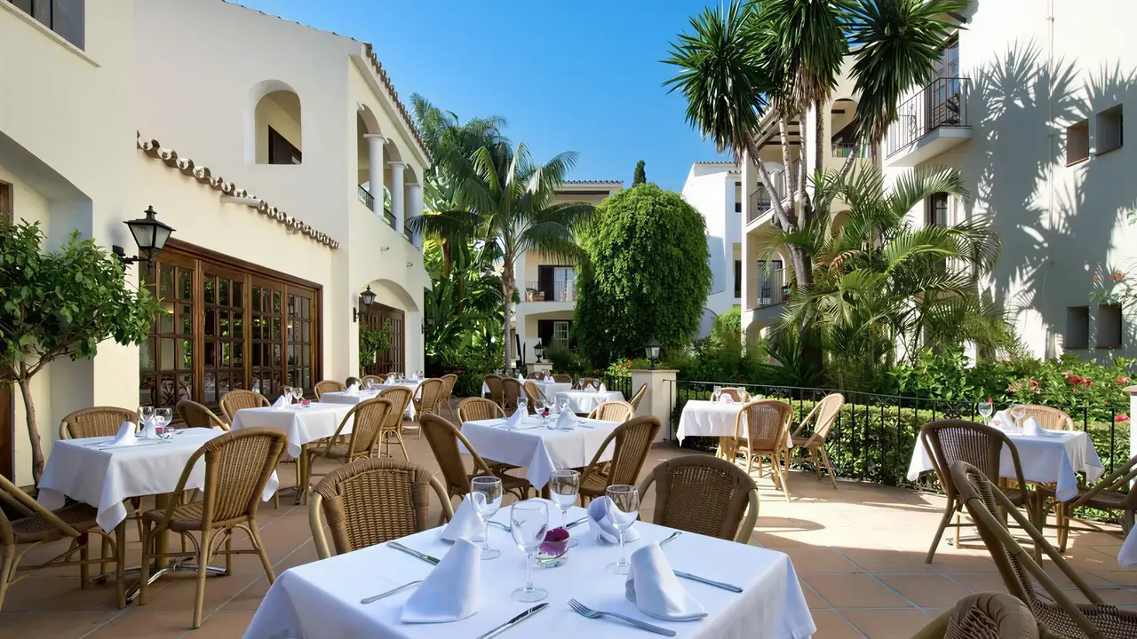 Stolik w restauracji na zewnątrz w Bluebay Banus