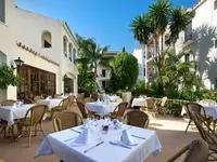 Stolik w restauracji na zewnątrz w Bluebay Banus