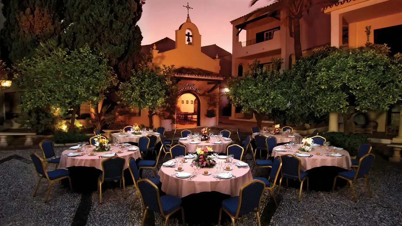 Stolik restauracyjny na zewnątrz w Bluebay Banus