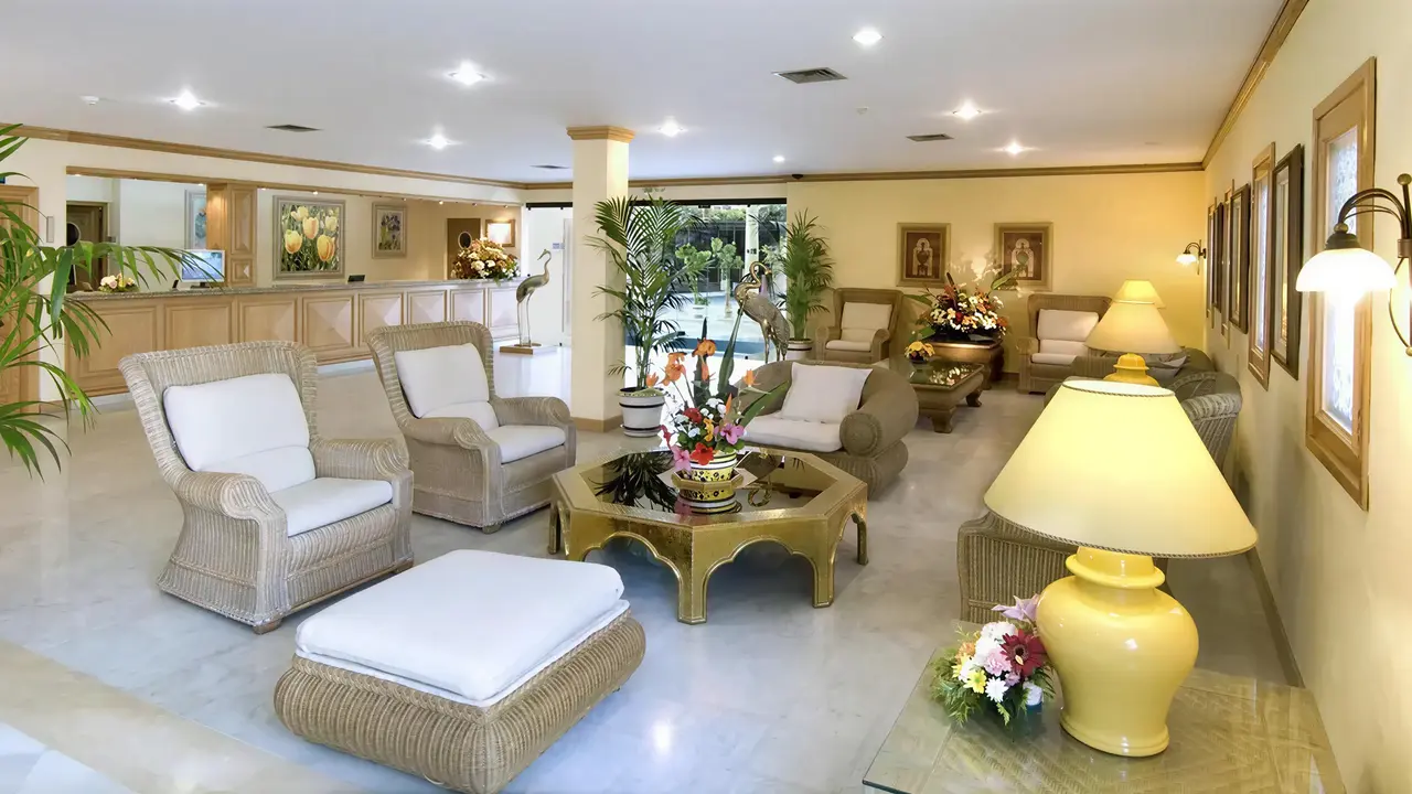 Elegancki lobby w Bluebay Banus z wygodnymi fotelami